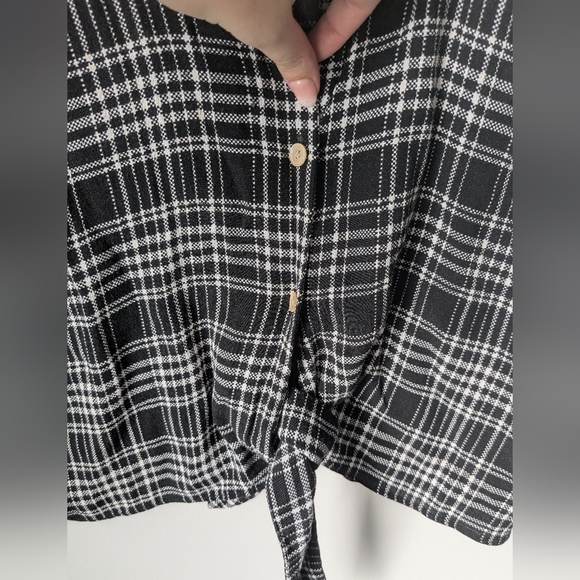 Aritzia Wilfred Free front-tie crop top black and white plaid - Size S - Picture 2 of 5